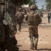 Ranskalainen sotilas partioi Paouan kadulla Keski-Afrikan tasavallassa joulukuussa 2013.