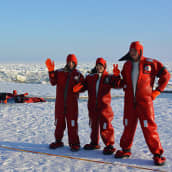 Ulkomaalainen matkailija kuvaa ystäviään Perämeren jäällä.
