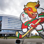 Jääkiekon MM-kisojen maskotti Minsk-Areenan edessä.