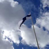 Suomen lippu liehuu salossa. 