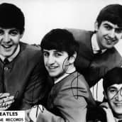 Beatlesit yhteiskuvassa kesällä 1964.