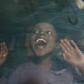 Hassan Marjan leikkii koulun jälkeen kotonaan sisarensa kanssa hyönteismyrkyllä käsitellyn hyttysverkon alla Nairobissa. 