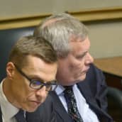Pääministeri Alexander Stubb ja  valtiovarainministeri Antti Rinne eduskunnan täysistunnossa 12.  marraskuuta 2014.