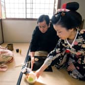 Japanilainen teemestari opettaa maikoille teeseremoniaa Kiotossa.