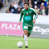 IFK Mariehamnin Josef Ibrahim kuljettaa palloa