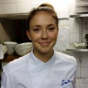 Nuorten kokkien MM-kisoissa hopealle sijoittunut Laura Virolainen ravintolan keittiössä