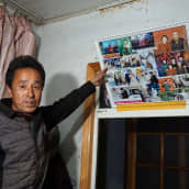 Maanviljelijä Zeng Fanyi osoittaa ainoaa valokuvaa, joka hänellä on pohjoiskorealaisesta puolisostaan. 