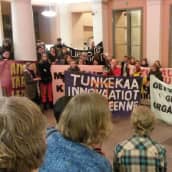 Helsingin yliopiston aulassa kajahtivat mielenosoittajien iskulauseet.
