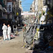 Riskostutkijat selvittelevät Beirutin pommi-iskujen jälkiä 13. marraskuuta Libanonissa.