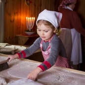Kolmevuotias prinsessa Estelle leipoo rieskaa itse.