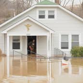 Tulvavedet saarsivat talon Fentonissa, Missourissa 30. joulukuuta 2015. 