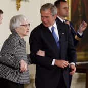 Presidentti George W. Bush luovutti Harper Leelle Presidential Medal of Freedom -mitalin vuonna 2007.