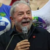 Brasilian entinen presidentti Luiz Inacio 'Lula' da Silva puhumassa korruptiotutkimukseen liittyvässä tiedotustilaisuudessa.