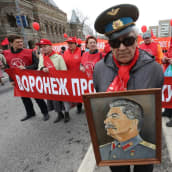 Kommunistit marssivat Moskovassa vappuna 2013.