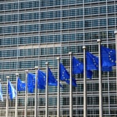 EU:n lippuja komission päämajan edustalla Brysselissä.