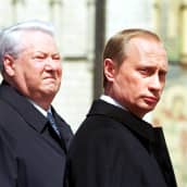 Väistyvä presidentti Boris Jeltsin ja tuleva presidentti Vladimir Putin virkaanastujaisseremoniassa 7. toukokuuta 2000.