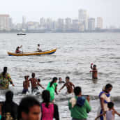 Ihmiset vilvoittelivat Mumbaissa 19. toukokuuta.