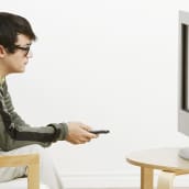 Nuori mies katselee televisiota.