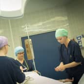 Kuvassa potilasta valmistellaan leikkausta varten