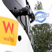 Waltti-logo bussin keulassa ja Matkahuollon lippu.