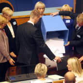 Äänestyksen ensimmäisen kierroksen ääntenlaskentaa Viron parlamentissa 29. elokuuta.