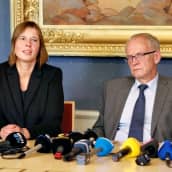 Kersti Kaljulaid ja Eiki Nestor pöydän takana. Edessä rivi mikrofoneja. 