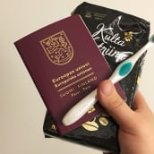 Kahvipaketti, passi ja hammasharja.