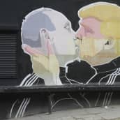 Vladimir Putinia ja Donald Trumpia esittävä seinämaalaus Vilnassa Liettuassa.