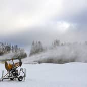 Lumitykit lumettavat tykkilunta kasalle Hämeenlinnassa Ahveniston moottoriradalla