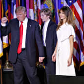 Donald Trump Barron-poikansa ja Melania-vaimonsa kanssa vaalivalvojaisissaan 8. marraskuuta.