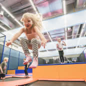 Lapset hyppivät Kuopion Bellanrannan trampoliinipuistossa
