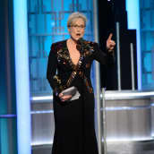Meryl Streep puhuu mikrofoniin.
