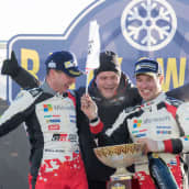 Miikka Anttila, Tommi Mäkinen ja Jari-Matti Latvala juhlivat Toyotan voittoa.