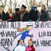 Kuvassa Kokkolan suomalaisen lukion abeja lähdössä penkkariajelulle.