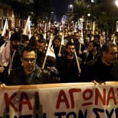 Mielenosoittajat vastustivat uusia säästötoimia Ateenassa kommunistisen puolueen järjestämässä kulkueessa 21. helmikuuta.