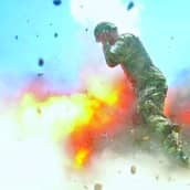 sotilas räjähdyksessä