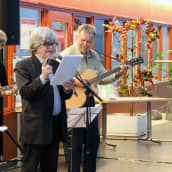 M. A. Numminen esiintymässä Lapin keskussairaalan hiljaisuuden tilassa kitaristi Vesa Tompurin ja basisti Kari Korpisen kanssa.