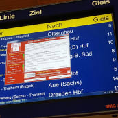 Aikataulunäytössä haittaohjelman vaatimus Chemnitzin rautatieasemalla 12. toukokuuta.