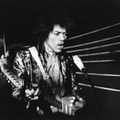 Jimi Hendrix Suomen-vierailunsa yhteydessä 22.5.1967 Ylen tv-ohjelman nauhoituksissa. Ohjelma ei ole säilynyt jälkipolville.