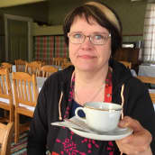Itämäentalon yrittäjä Kaisa Loppi tarjoaa aina kahvit perinteikkäästä kultareunaisesta kuppiparista.