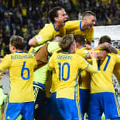 Ruotsin jalkapallomaajoukkue juhlii Ranska-voittoa. 