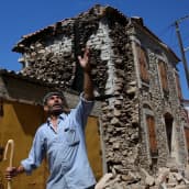 Mies esitteli maanjäristyksen tuhoja Kreaikan Lesboksen saarella kesäkuussa 2017.