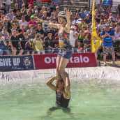 Saksalaiset Axel Schumacher ja Ina Müller ylittämässä vesiestettä akrobaattiseen tyyliin eukonkannon MM-kisoissa kesällä 2017.