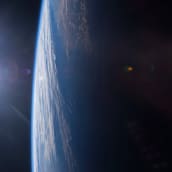 Auringonlasku maapallolla avaruudesta kuvattuna.
