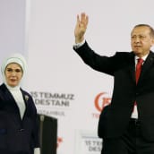 Recep Tayyip Erdoğan ja hänen vaimonsa Emine Erdoğan vilkuttivat tukijoilleen vallankaappausyrityksen vuosipäivänä Istanbulissa lauantaina.