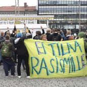 Rasismin vastaisen mielenosoituksen osallistujat näyttivät keskisormea maahanmuuttajavastaiselle mielenosoitukselle Turun Kauppatorilla lauantaina 19. elokuuta.