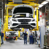Mercedes Benz GLC-katumaastureita valmistuu Uudenkaupungin autotehtaalla.