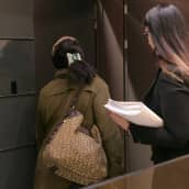 Muusikko Musta Barbaarin (James Nikander) äiti menossa oikeussaliin Helsingin käräjäoikeudessa keskiviikkona 22. marraskuuta 2017. 