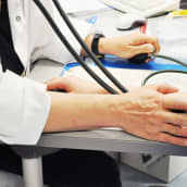 Lääkäri mittaa verenpainetta