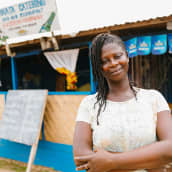 Nainen ravintolan edustalla Sierra Leonessa.